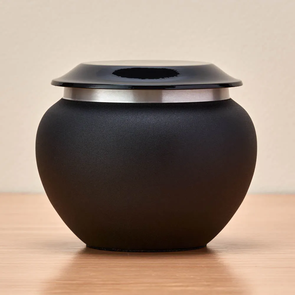 Onyx Pet Urn In Medium